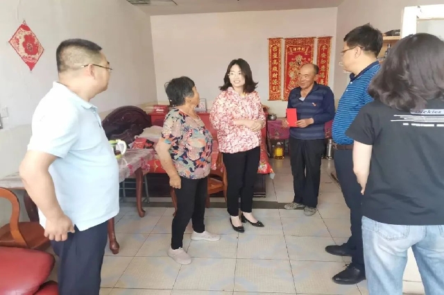 和林格爾縣領(lǐng)導(dǎo)分別走訪慰問(wèn)我縣困難黨員
